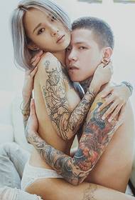 parella apaixonada con tatuaxe de moda