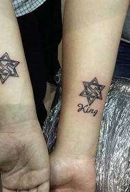 két háromszög írt egy ötágú csillag kreatív pár tetoválás