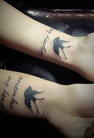 ma'aurata daɗaɗɗun hannu suna zubin daɗaɗa tattoo