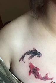 дівчина пара кальмарів на грудях пара татуювання візерунок