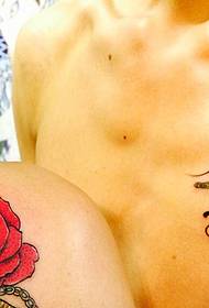 hou van sloten en rozenbloemen gecombineerd met een paar tattoo-foto's