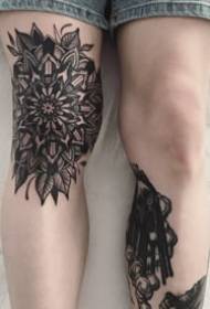 pungente nero sulle ginocchia dell'opera d'arte del tatuaggio tatuato