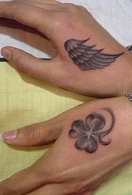 modello di tatuaggio mano coppia ali trifoglio