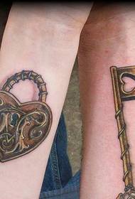 tatuaggio coppia romantica con serratura a chiave