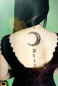Colonna vertebrale per capelli lunghi ragazza con la luna e il modello di tatuaggio inglese