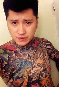 wong nggantheng kebak pola tato naga warna warna liar