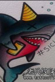 Shark tatuirovkasining qo'lyozma naqshini tatuirovka namoyishi baham ko'radi