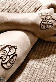 ແຂນຄູ່ totem ຮູບແບບ tattoo