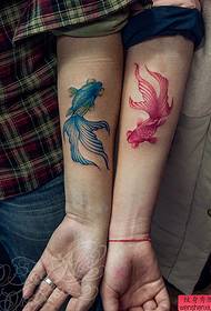 un modello di tatuaggio di coppia pesce rosso braccio coppia