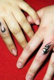 un modello del tatuaggio del totem delle dita delle coppie
