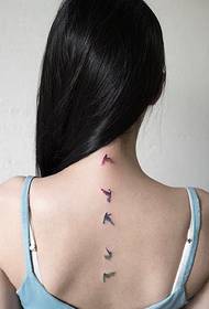 bonica noia Bonic tatuatge a la columna vertebral