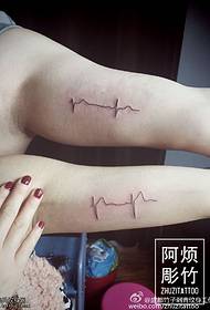 sujungia vienas kito EKG tatuiruotės modelį