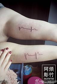 accoppia il motivo del tatuaggio ECG a vicenda