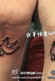 piccoli tatuaggi di pollo di coppia fresca