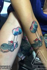 Pāris delfīnu tetovējumu paraugu ar balonu