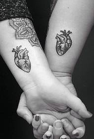 un paio di tatuaggi creativi che porteranno l'amore fino alla fine