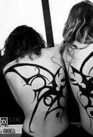 背部情侶蝴蝶紋身圖案