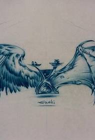 A tetováló show bár angyal démon szárnyakkal tetovált mintát ajánlott