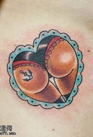 modello sexy del tatuaggio dell'anca bella