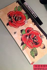 रंगीत गुलाब टॅटू हस्तलिखित कार्य करते