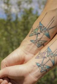 Ko te ringaringa te tohu mo te aroha o te ahua pepa crane tattoo