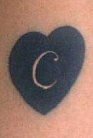 lettre et motif de tatouage coeur noir