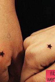 Hand zurück paar fünfzackigen Stern Tattoo-Muster