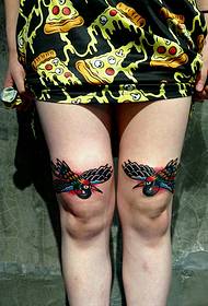 dy vizatime të tatuazheve të vogla të dallëndysheve në gjunjë të dyfishtë