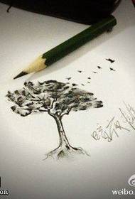 la figura del tatuaggio ha raccomandato un albero di frassino nero. Manoscritti del tatuaggio funziona