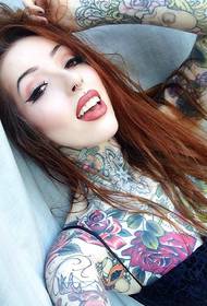 beauté sexy avec une figure de diable recouverte de tatouage de totem