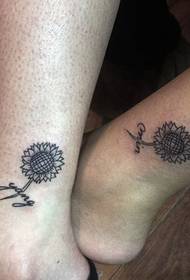 modello di tatuaggio girasole coppia gamba