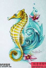 një fotografi me tatuazhe hipokampusi me ngjyra të ndara nga tatuazhi