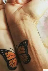 s tetováním 翩翩 létajících pár motýlů