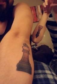 pāris mazu svaigu tetovējumu pāris ieroču uz melna šaha gabala tetovējuma attēla