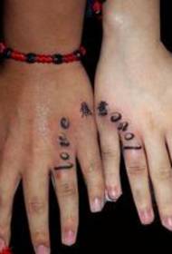 มือคู่ตัวอักษรภาษาอังกฤษตัวอักษรจีนลายสัก