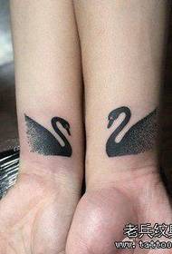Roku skaists pāris totem swan tetovējums modelis