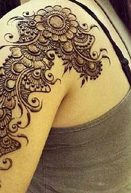 Dekleta obožujejo modne tetovaže Henna
