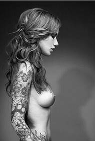 Patrones clàssiques de tatuatges nus clàssics de bellesa estrangera