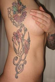 sexig halvnaken skönhet elegant blomma vinstock stjärna tatuering bild