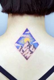 後頸紋身女孩後頸與鑽石和山紋身圖片