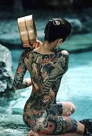 Слика на јапонска девојка за тетоважа, капена покрај езерото