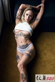 тетоважа убавина Секси долги нозе