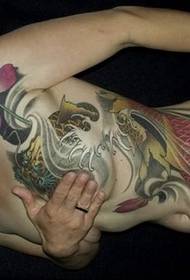 Tampilan samping karya seni tato yang indah