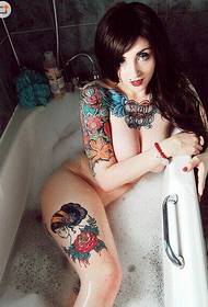 Immagine sexy del modello della foto del tatuaggio di bellezza
