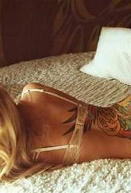 tentazione di bellezza dovuta al modello del tatuaggio
