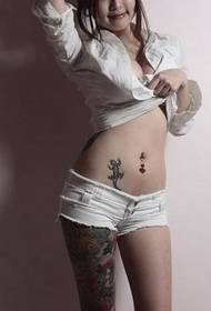 Bild av en vacker kvinna som visar en tatuering i en surt posera