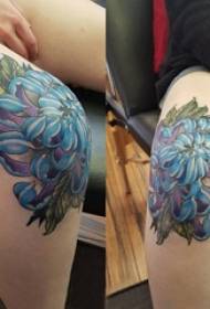 Knie tatoeëerfatroan kleurde pioen tatoeage foto op 'e knibbel fan famke