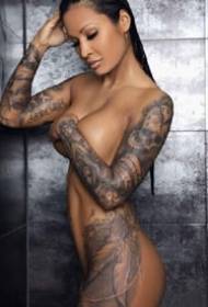 Сексуална татуировка за красота - снимка на сексапилна красавица с голяма черно-сива татуировка