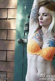 Modello di tatuaggio moda bellezza europea