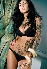Foto di tatuaggio glamour bellezza sexy prepotente